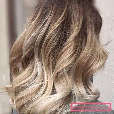 Módní a stylový styl na středně dlouhých vlasech s velkými kadeřemi