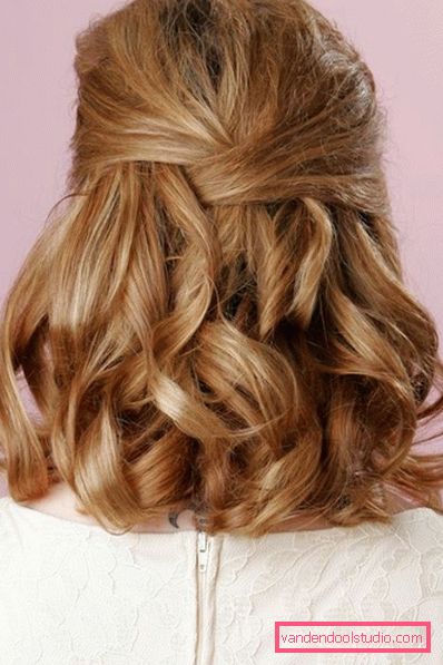 Módní a stylový styl na středně dlouhých vlasech s velkými kadeřemi