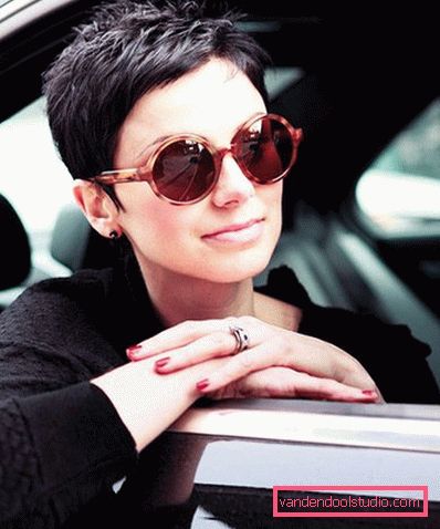 Pixie účes fotografie brunetka