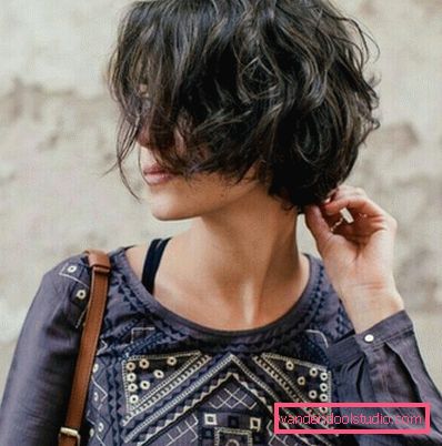 Pixie účes fotografie brunetka