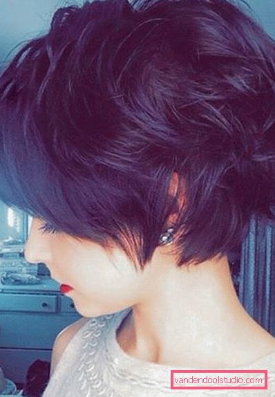 Pixie účes fotografie brunetka