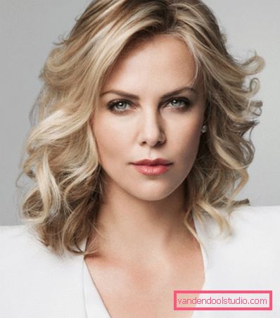 účes charlize theron Okouzlující účesy a účesy Charlize Theron