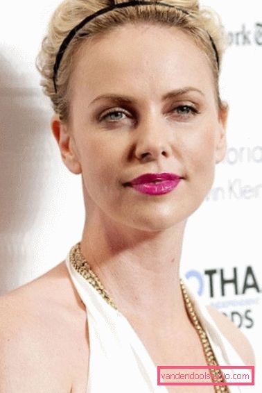 Okouzlující účesy a účesy Charlize Theron