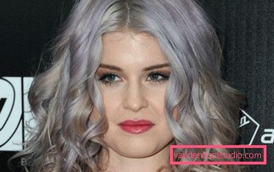 Kelly Osbourne s šedými vlasy Kelly Osbourne s šedými vlasy