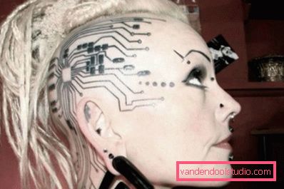 Dívka s cyberpunk tetování Dívka s cyberpunk tetování